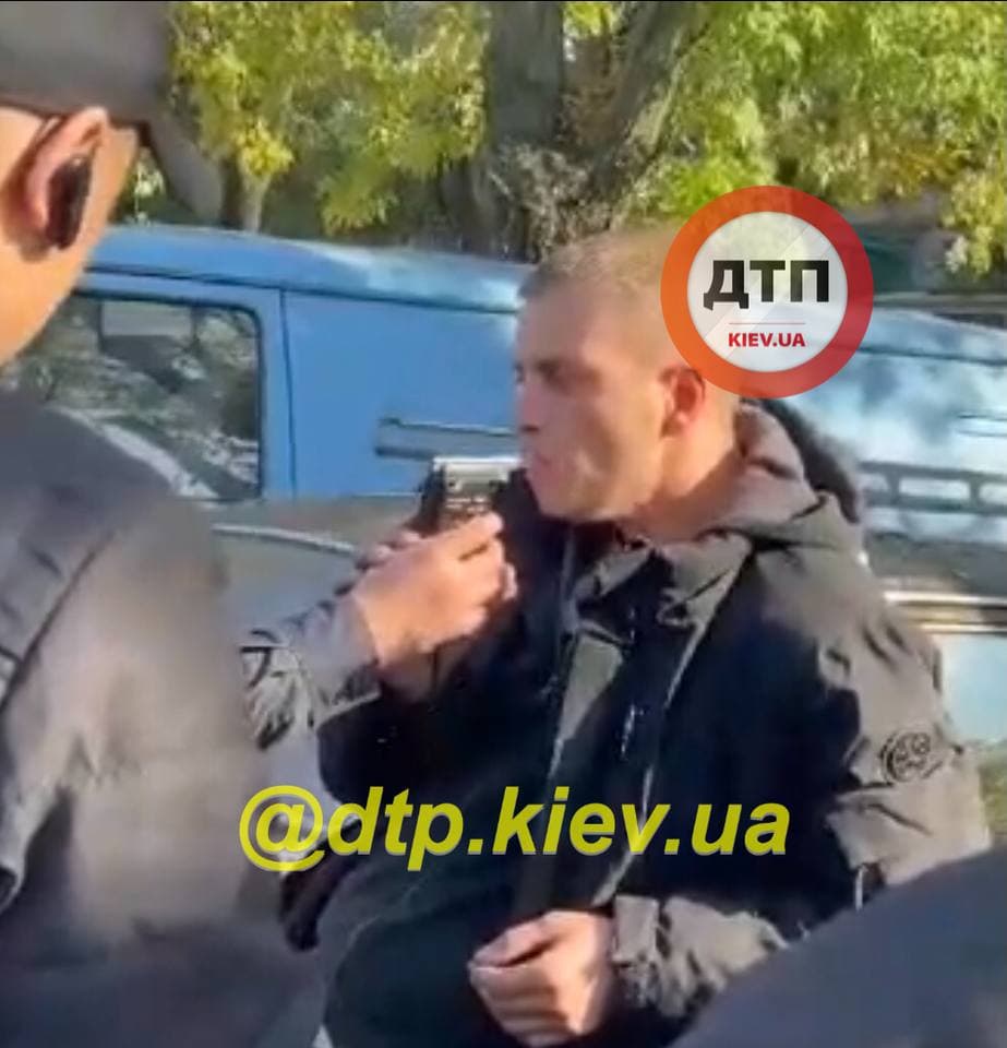 Пытался скрыться: на Лесном очевидцы задержали пьяного водителя, который сбил пешехода фото 1