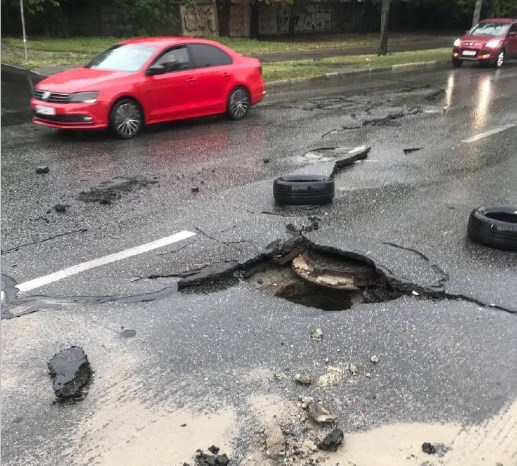 Фото: Яма на проспекте Правды. Патрульная полиция Киева.