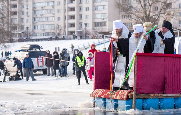 Крещение на Оболонской набережной. Фото: телеканал "Киев".