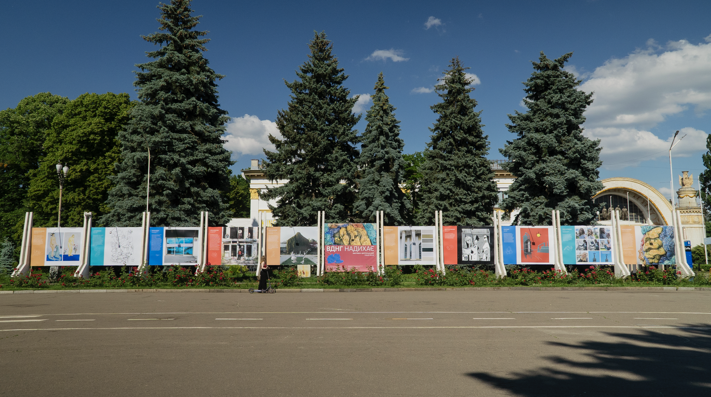 Главная аллея с работами художников. Фото: ВДНГ