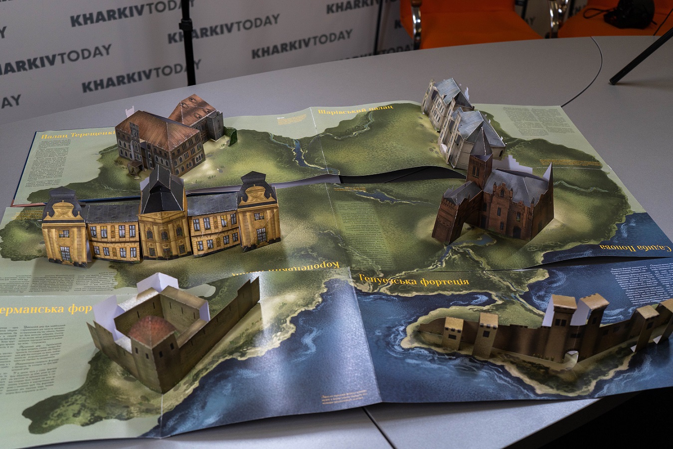 Оцени: в Киеве презентуют книгу с 3D-иллюстрациями "Дворцы и крепости Украины" фото 1