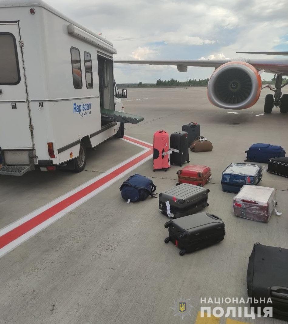 Искали бомбу: в "Борисполе" сообщили о минировании на рейсе "Тбилиси-Киев" фото 2 1