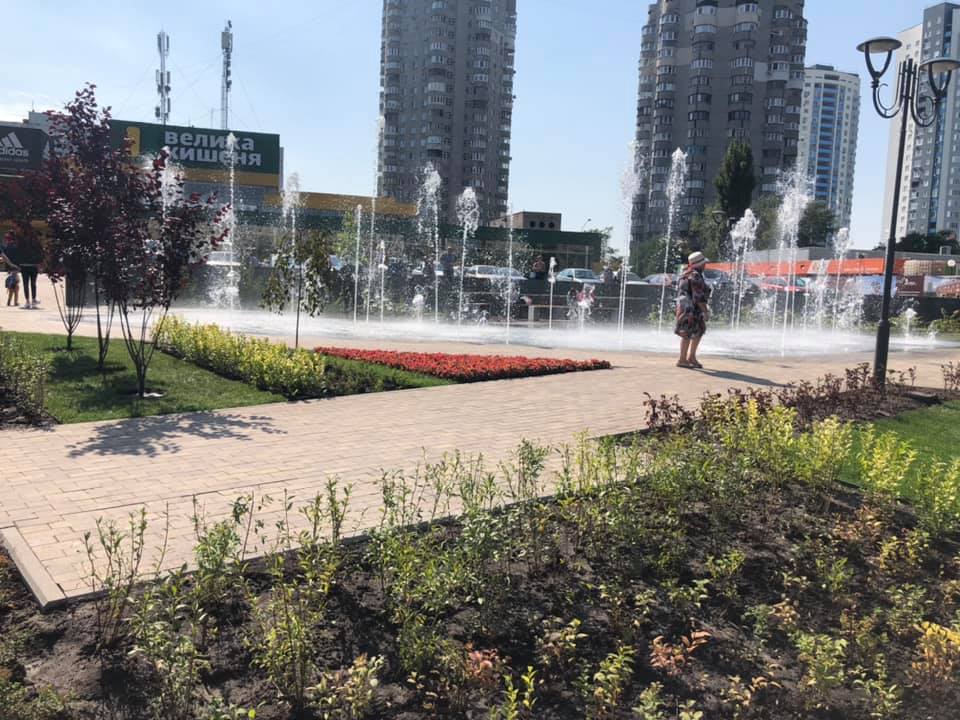 Навели порядок: на Оболонской площади обустроили сквер фото 1