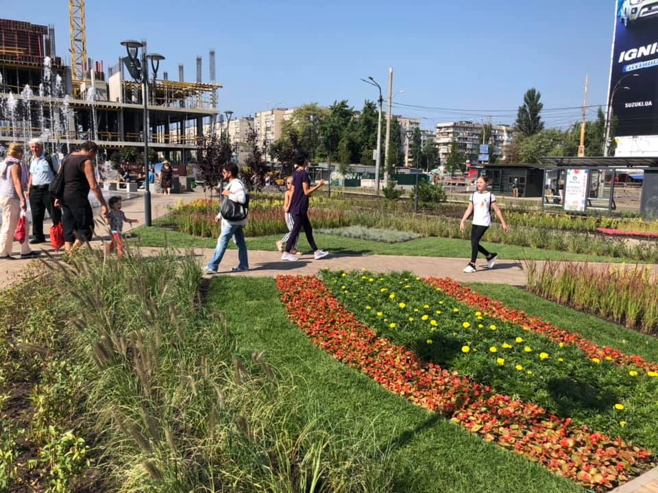 Навели порядок: на Оболонской площади обустроили сквер фото 2 1