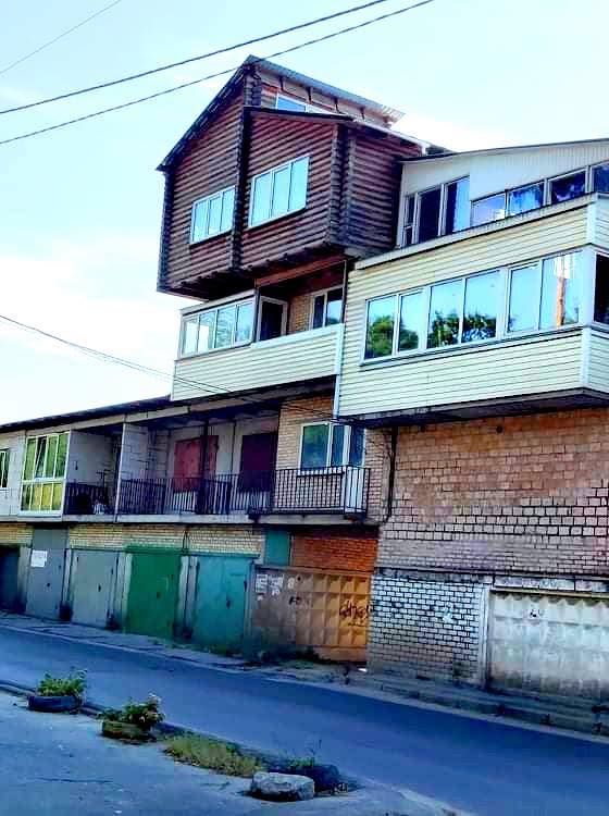 Понастраивали: жители Виноградаря превратили гараж в четырехэтажный дом фото 1