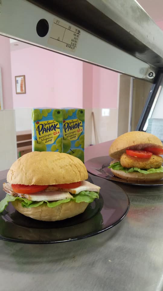 Фаст-фуд по-киевски: родители школьников возмущены обедами в столовых фото 4 3