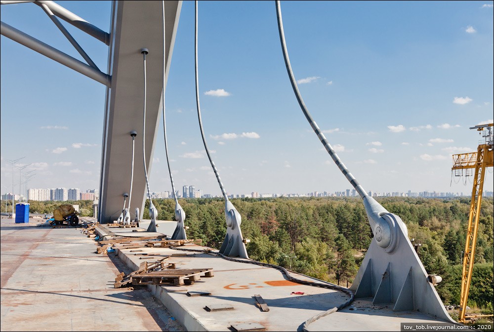 Работа кипит: на Подольском мосту монтируют июльскую партию новых вант  фото 1