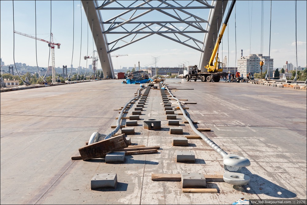 Работа кипит: на Подольском мосту монтируют июльскую партию новых вант  фото 2 1