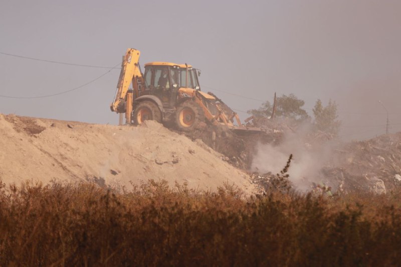 Закрывайте окна: в Дарницком районе продолжает гореть свалка фото 3 2