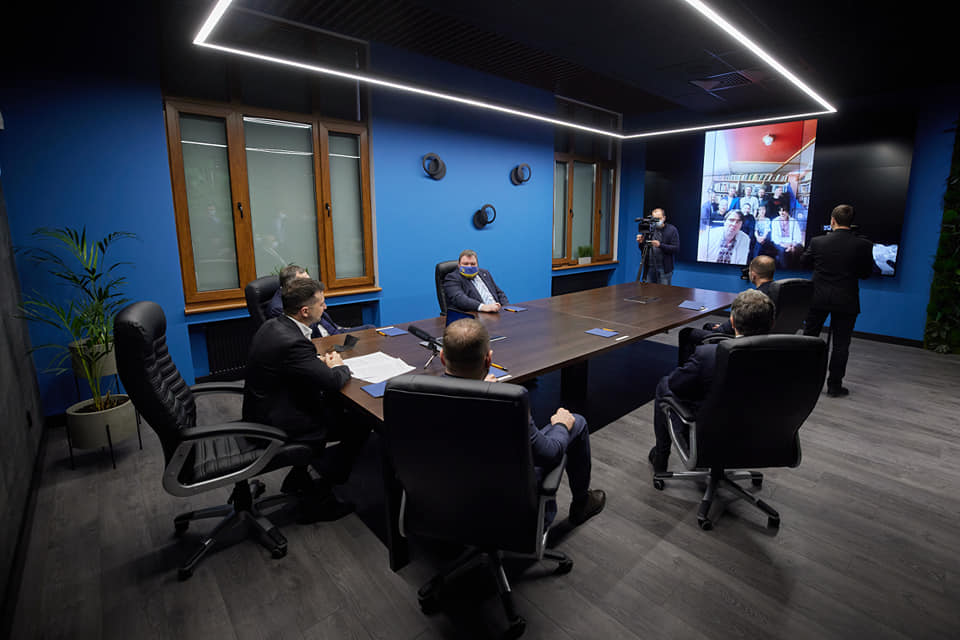 Зеленский и полярники. Фото: Facebook НАНЦ