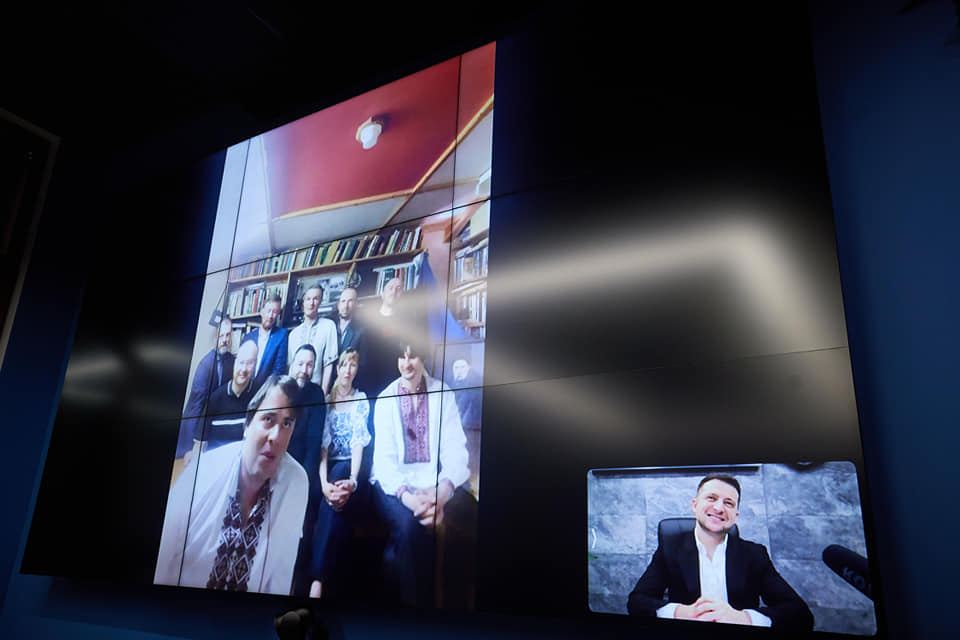 Зеленский и полярники. Фото: Facebook НАНЦ