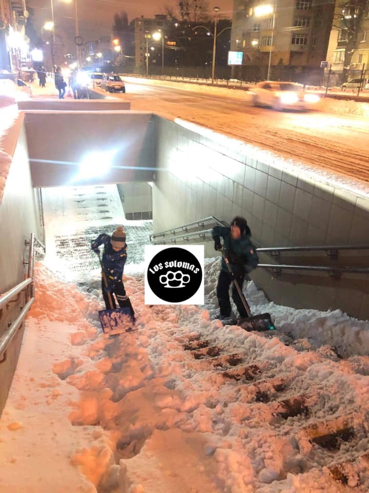 Юноши чистят снег в переходе. Фото: Los Solomas
