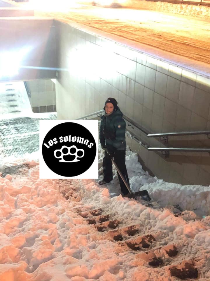 Юноши чистят снег в переходе. Фото: Los Solomas