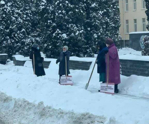 Женщины чистят снег. Фото: Los Solomas