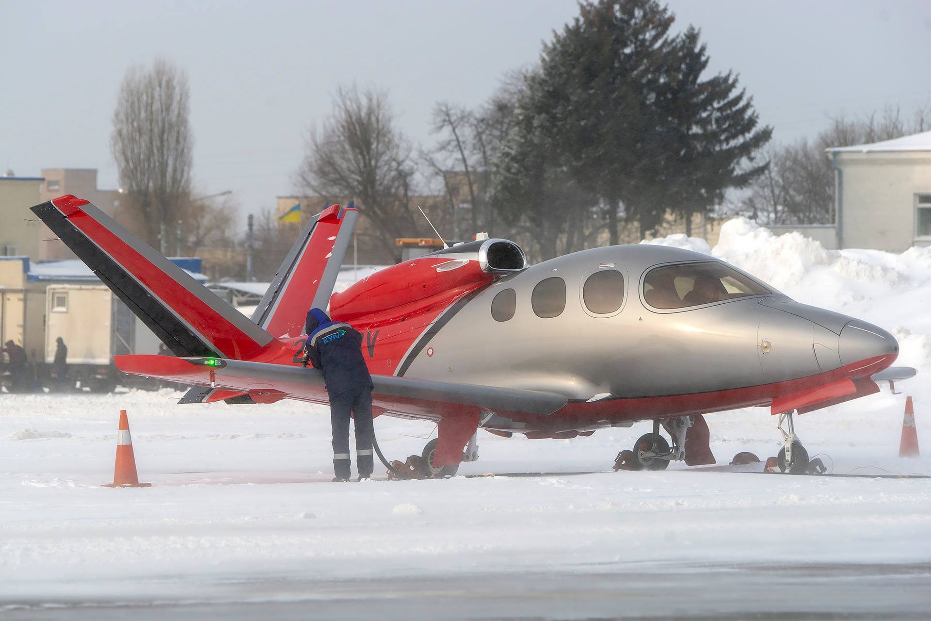Самый маленький реактивный самолет мира. Фото: Аеропорт Київ - Kyiv Sikorsky Airport