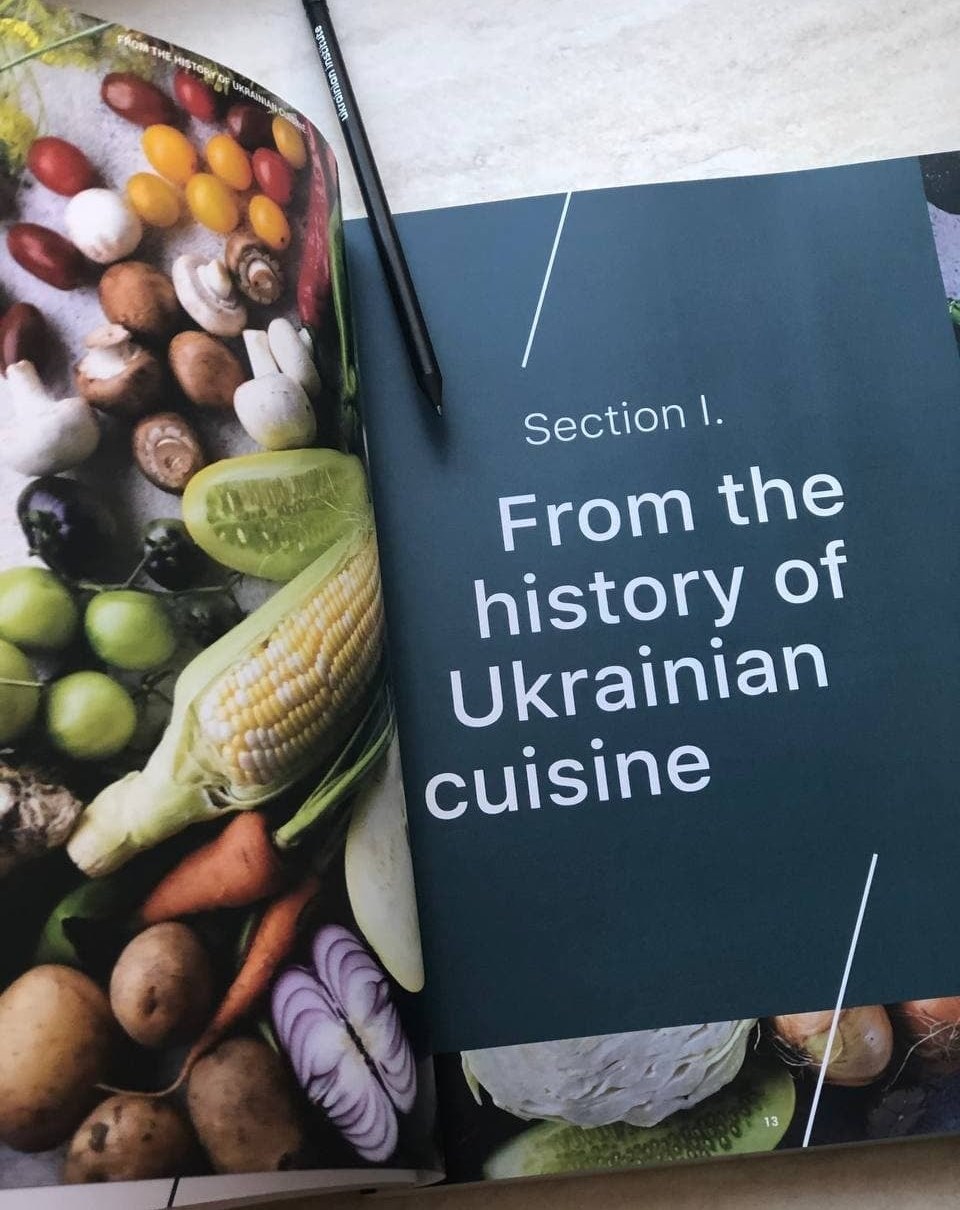 В Украине презентовали книгу о кулинарной дипломатии. Фото: Facebook Volodymyr Sheiko