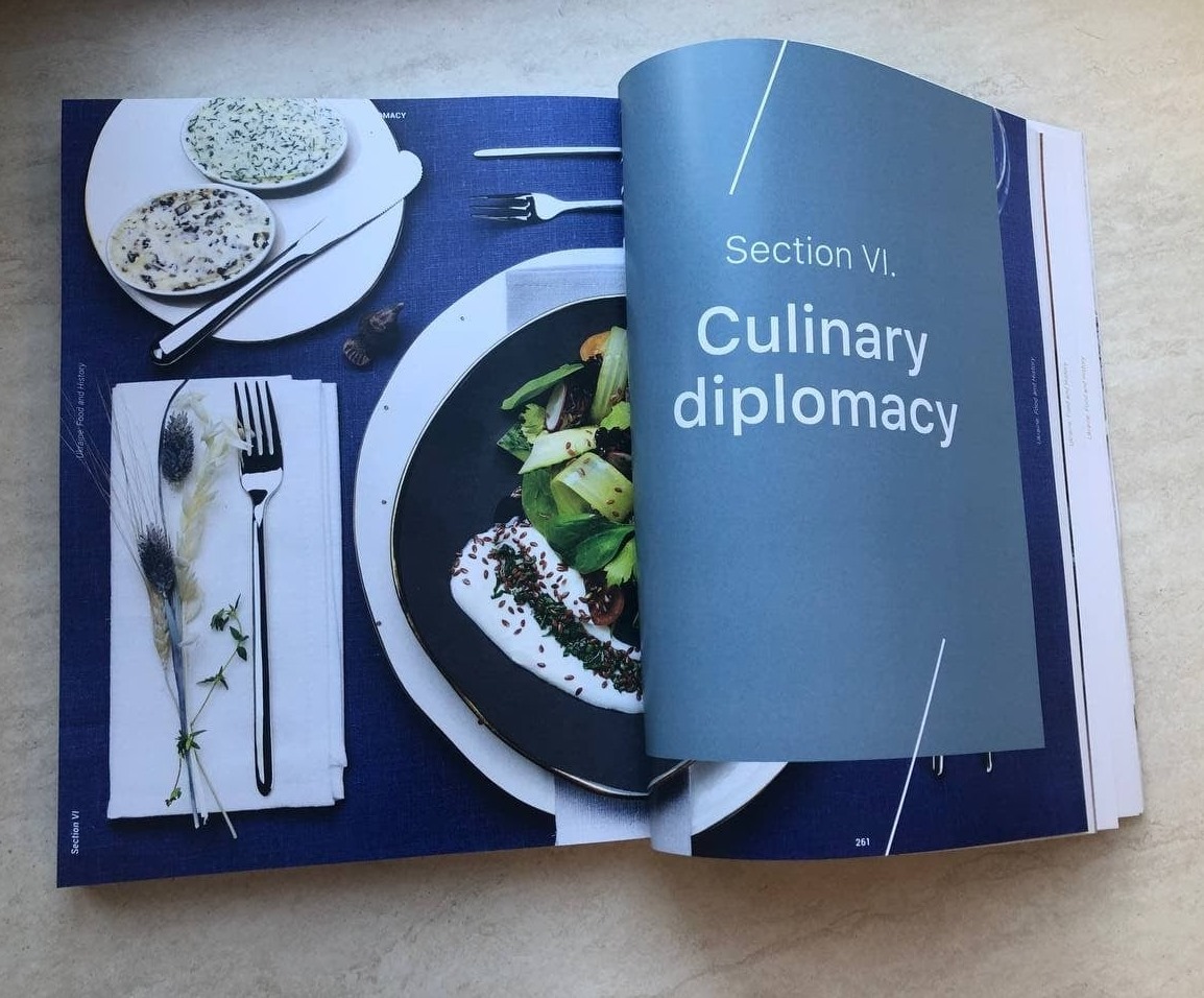 В Украине презентовали книгу о кулинарной дипломатии. Фото: Facebook Volodymyr Sheiko