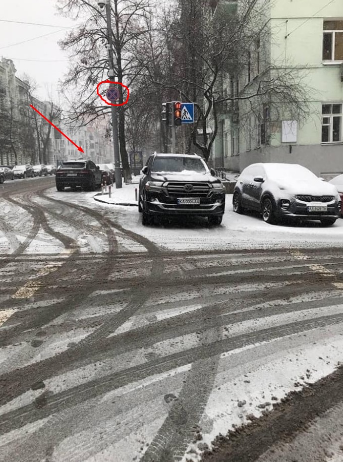 Нарушители рядом с "Парковым". Фото: Facebook Алексея Билошицкого. 