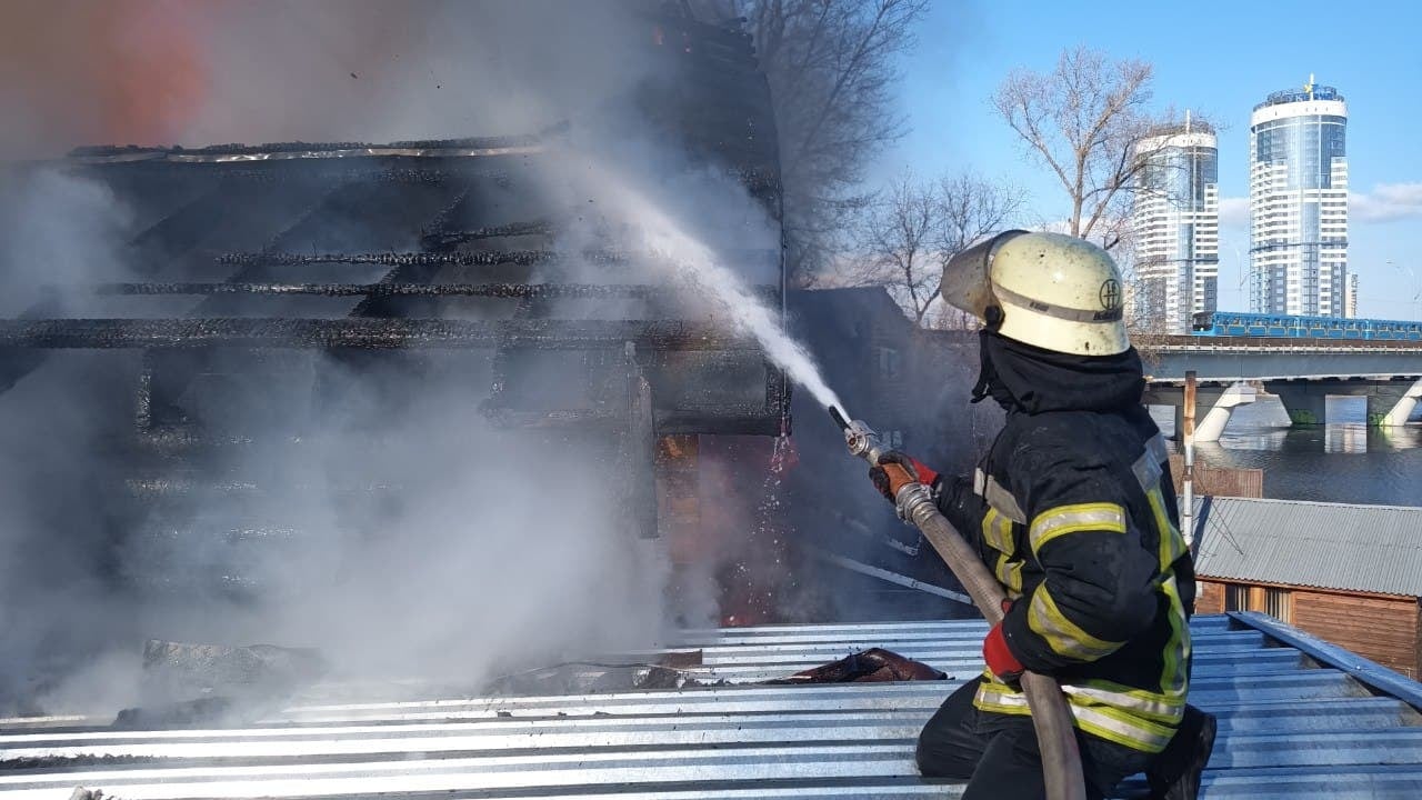 Пожар в Гидропарке. Фото: ГСЧС Киева