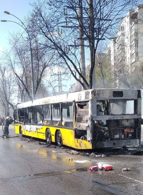 На Виноградаре сгорел автобус. Фото: ГСЧС 