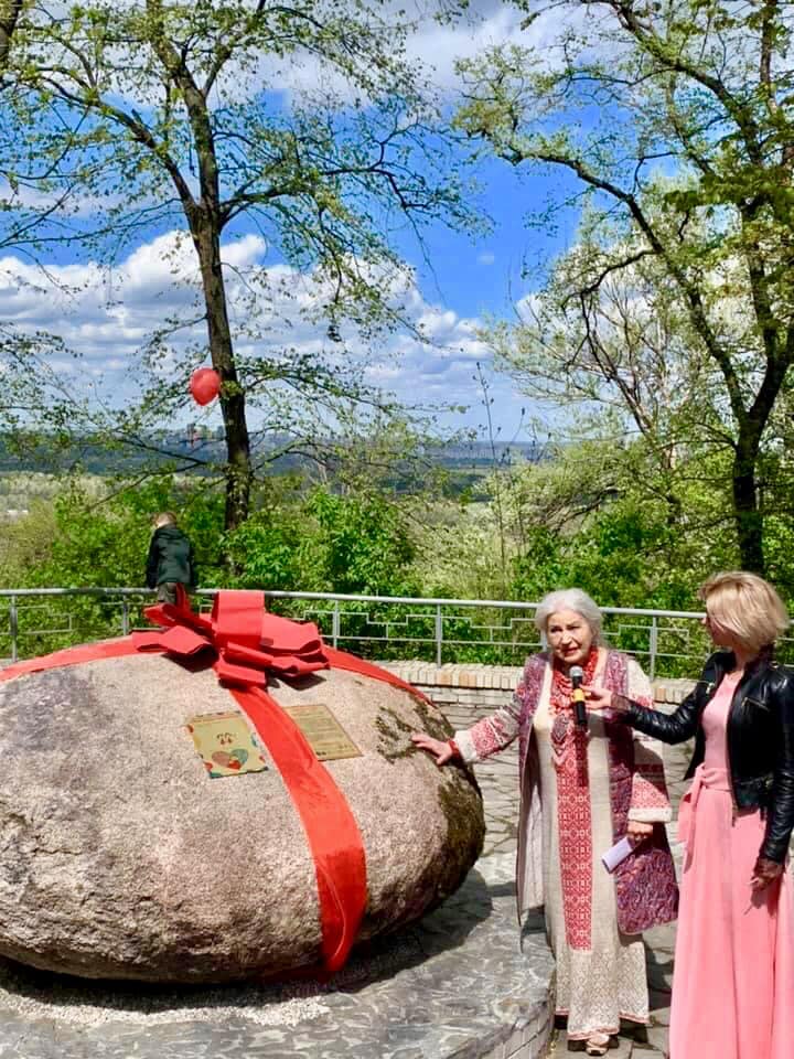 Памятник в честь матерей. Фото: Facebook НДСЛ "Охматдит"