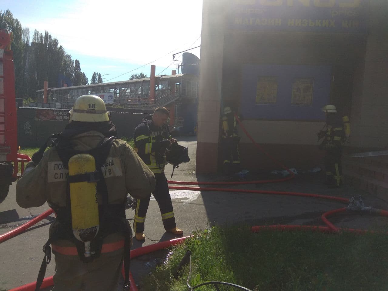 На Шулявке произошел пожар в магазине. Фото: ГСЧС