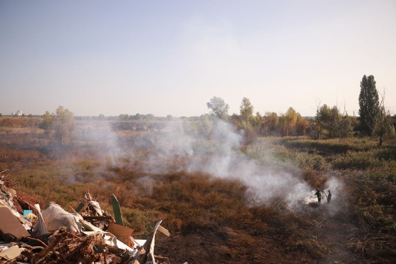Закрывайте окна: в Дарницком районе продолжает гореть свалка фото 2 1