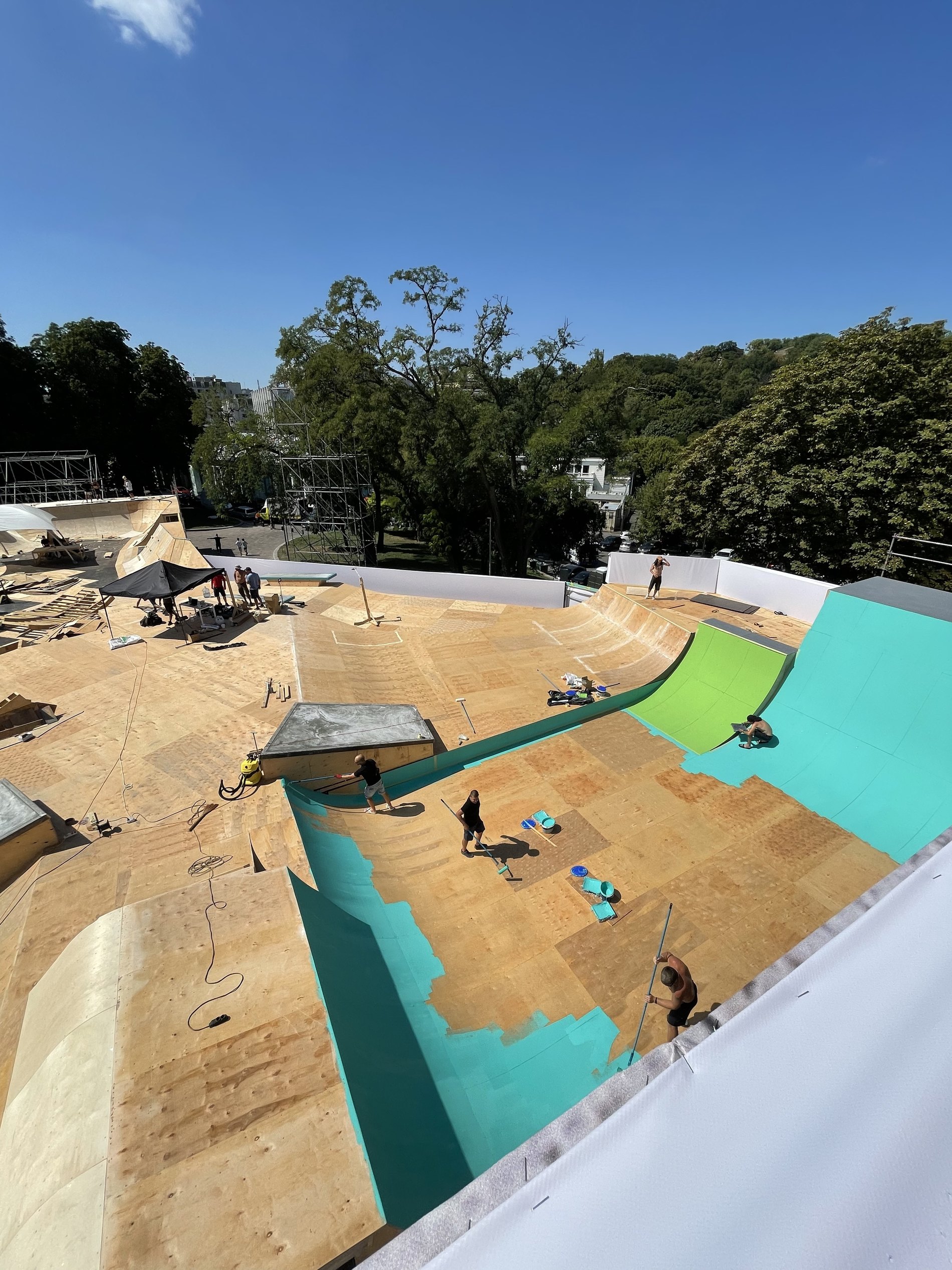 Под Аркой дружбы народов строят "аэропорт". Фото: The Village Украина