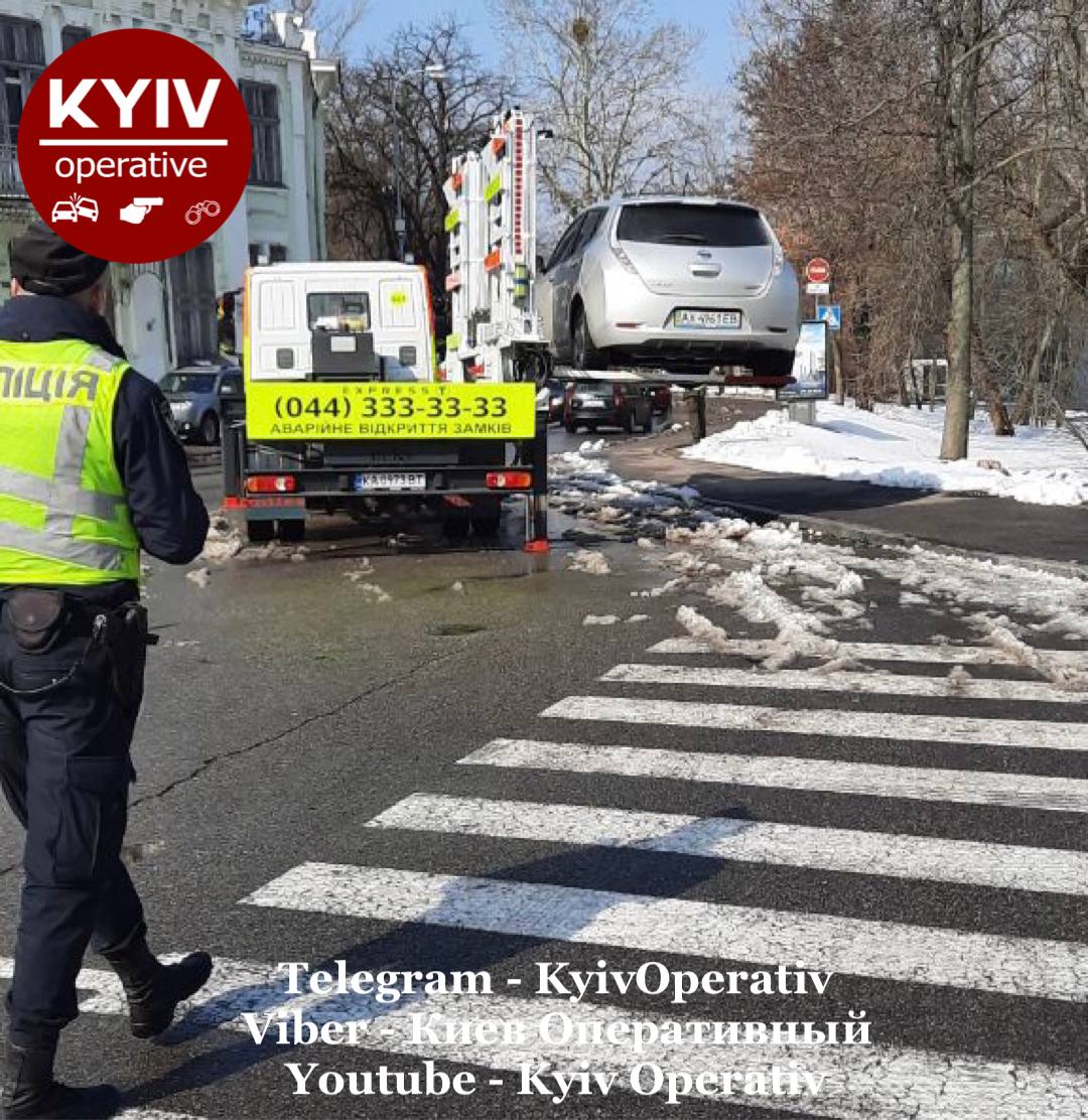 Эвакуатор увез машину Куницкого. Фото: Киев Оперативный