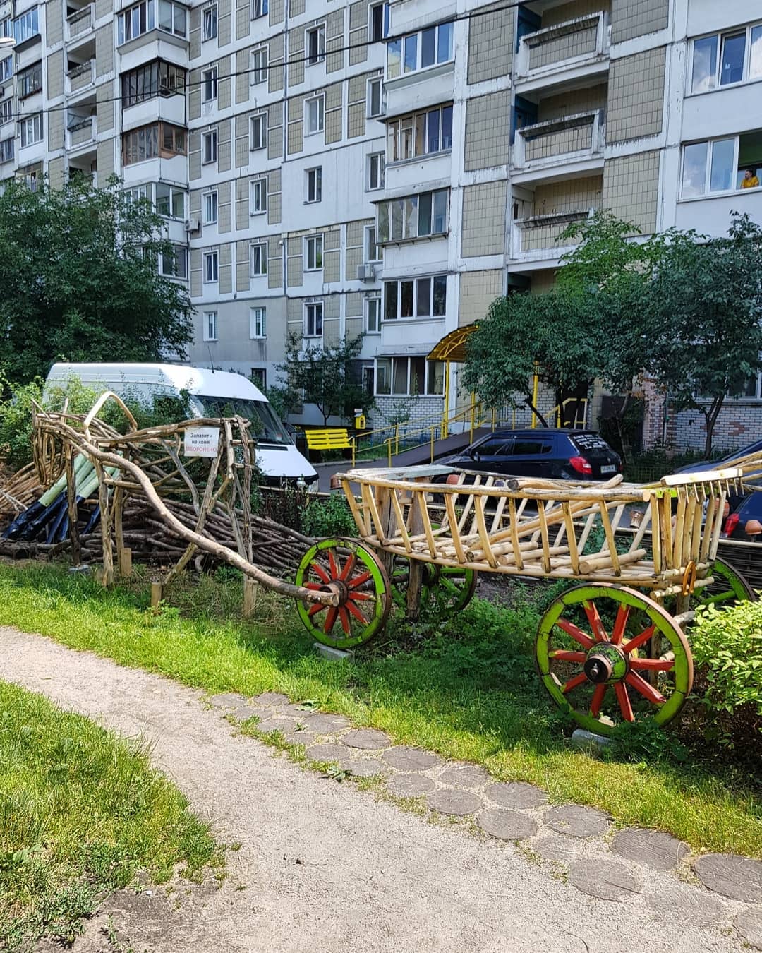 В Дарницком районе обустроили милый сквер. Фото: Инга Поляруш