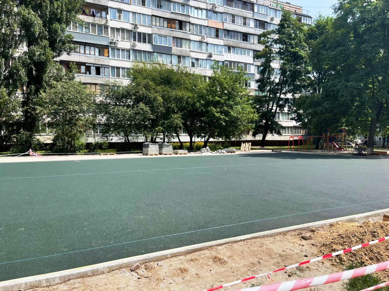 В Святошинском районе продолжают ремонтировать скверы. Фото: "Киевзеленстрой"