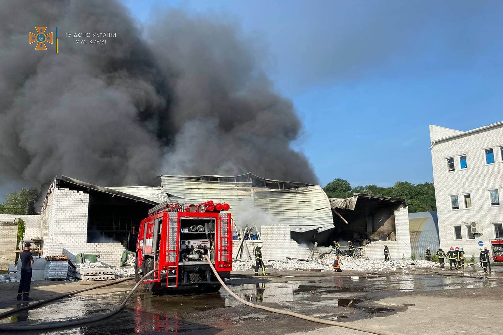 В Голосеевском районе горит склад с продуктами. Фото: ГСЧС Украины 