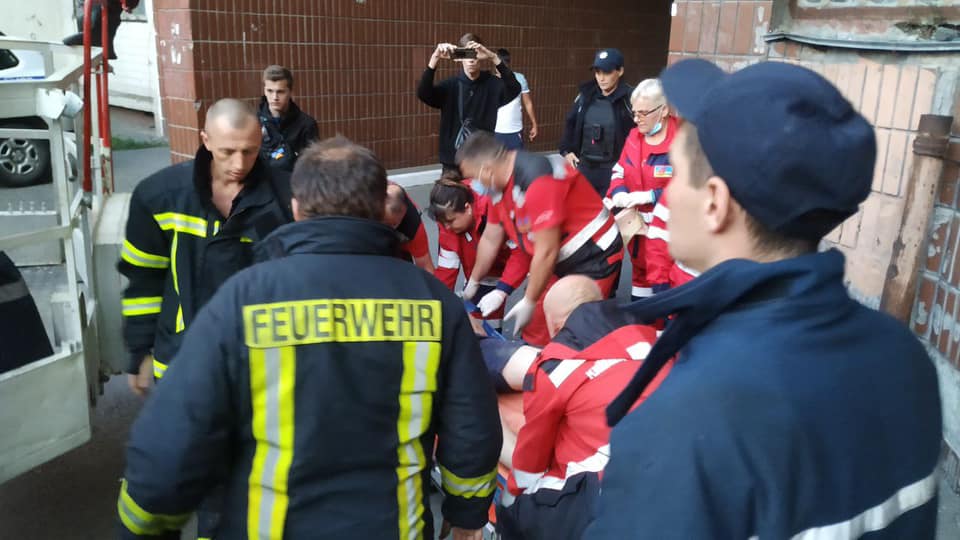 Повезло упасть на козырек: на Теремках мужчина выпрыгнул с пятого этажа и выжил фото 2 1