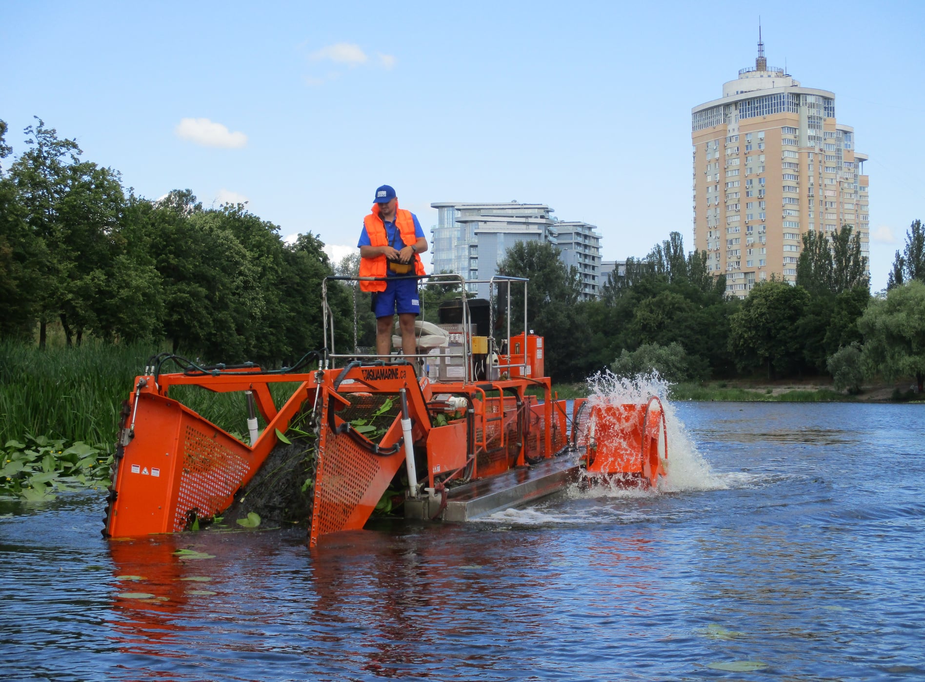 Комбайн в акватории Русановского канала. Фото: КП "Плесо"
