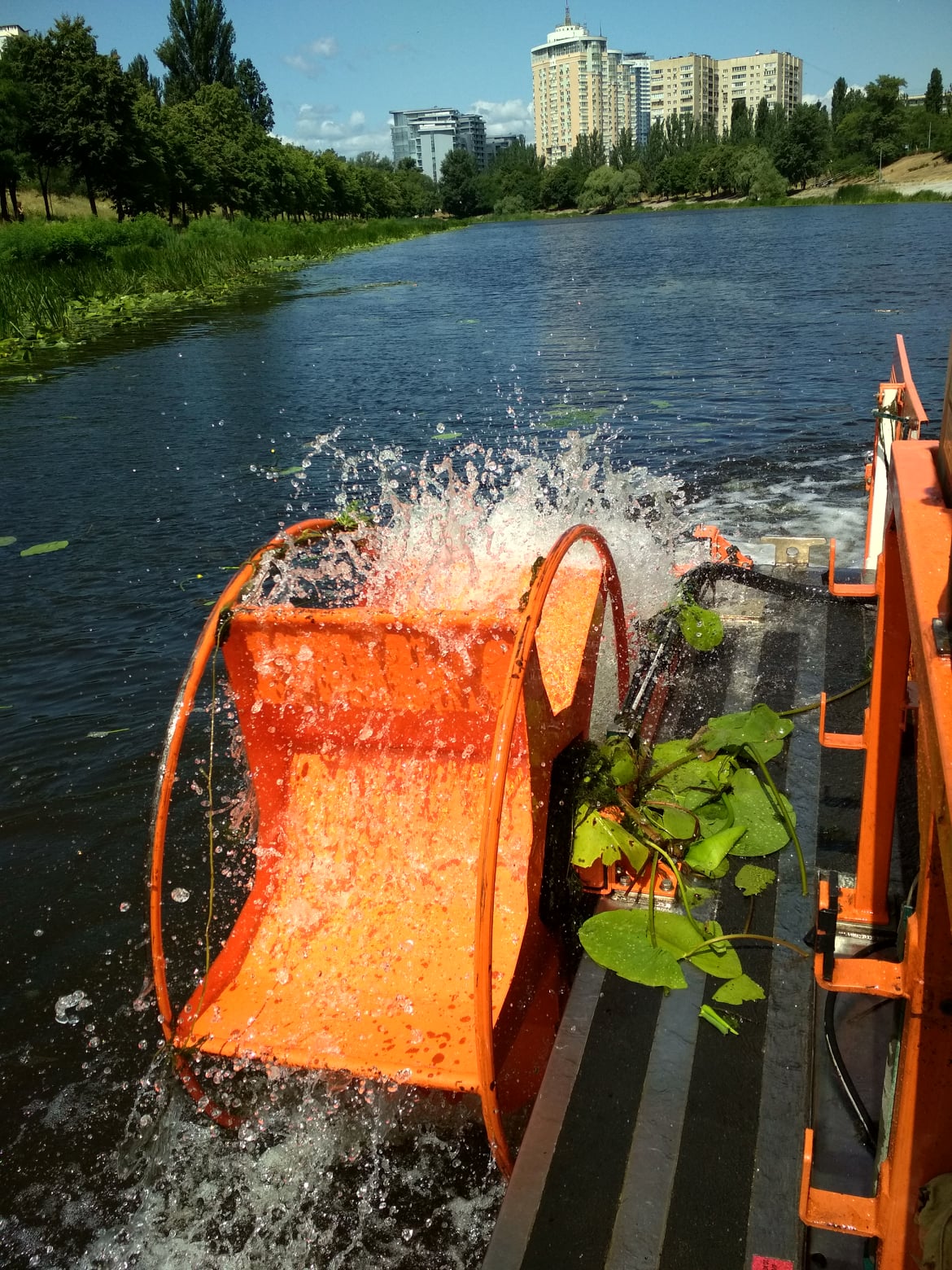 Комбайн в акватории Русановского канала. Фото: КП "Плесо"