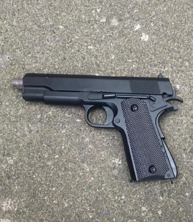 На Оболони девушка пыталась ограбить банк. Фото: полиция Киева