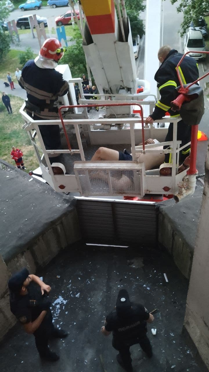 Повезло упасть на козырек: на Теремках мужчина выпрыгнул с пятого этажа и выжил фото 1