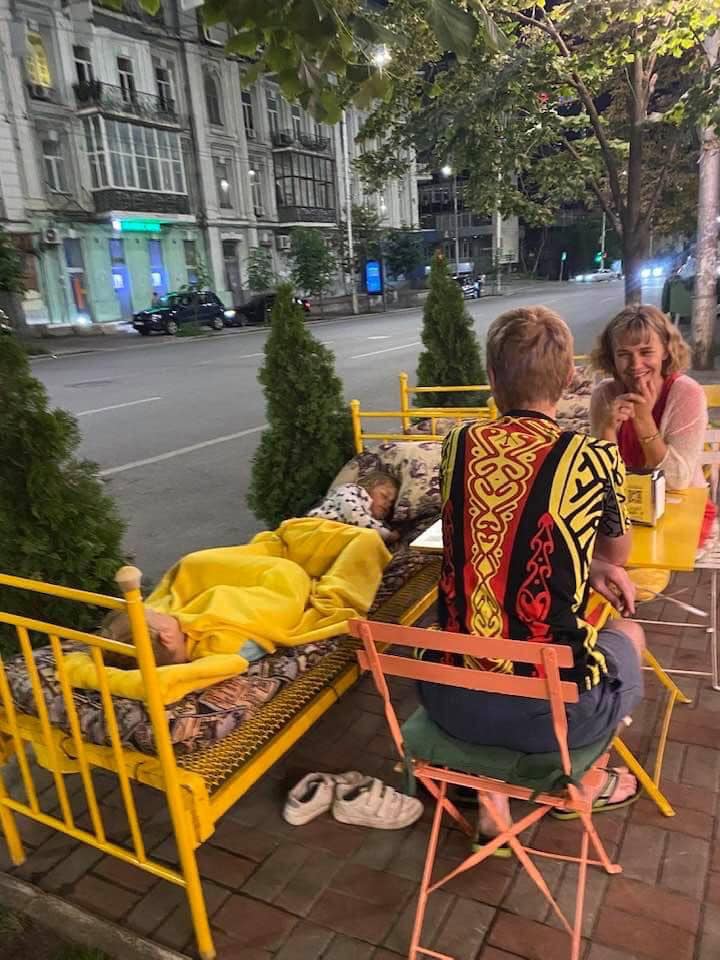 Киевский ресторан установил кровати на летней террасе. Фото: Facebook Aida Zlatina