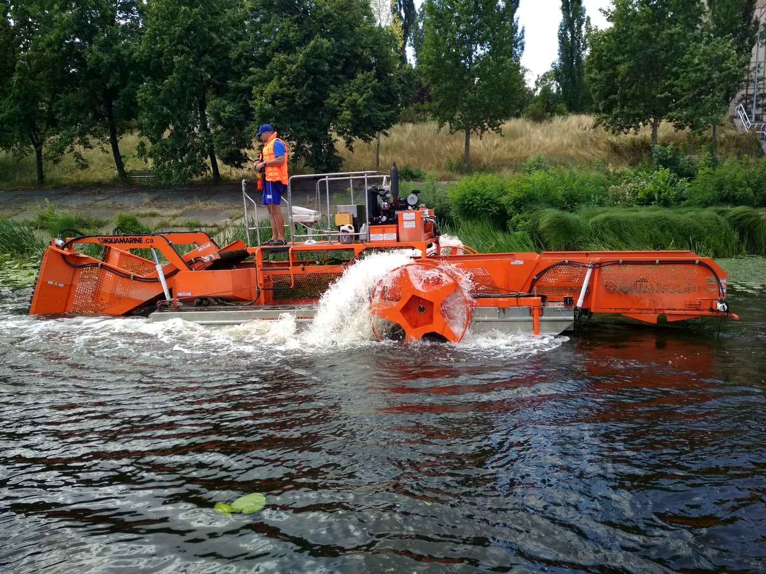 Комбайн в акватории Русановского канала. Фото: КП "Плесо"