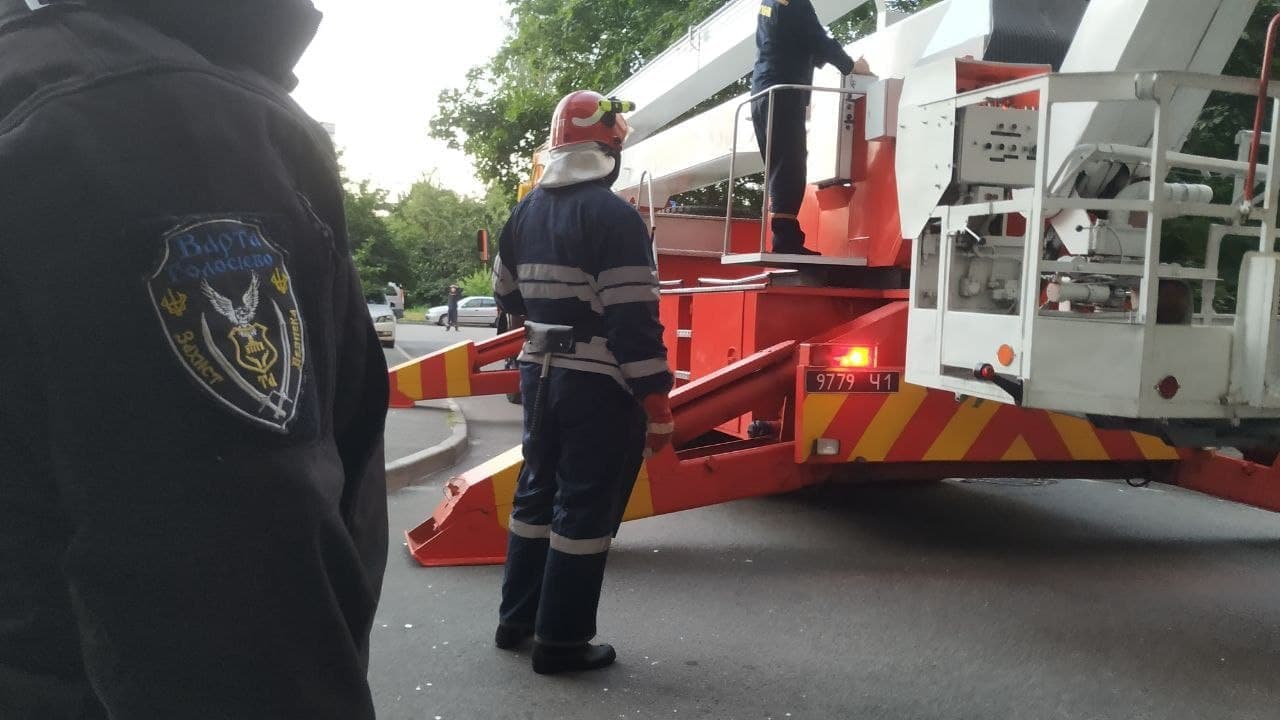 Повезло упасть на козырек: на Теремках мужчина выпрыгнул с пятого этажа и выжил фото 3 2