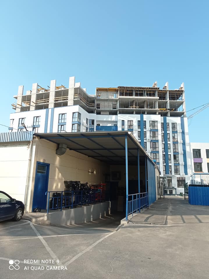 На Осокорках строят дополнительные этажи в уже заселенном доме. Фото: Facebook Владимира Гуцула