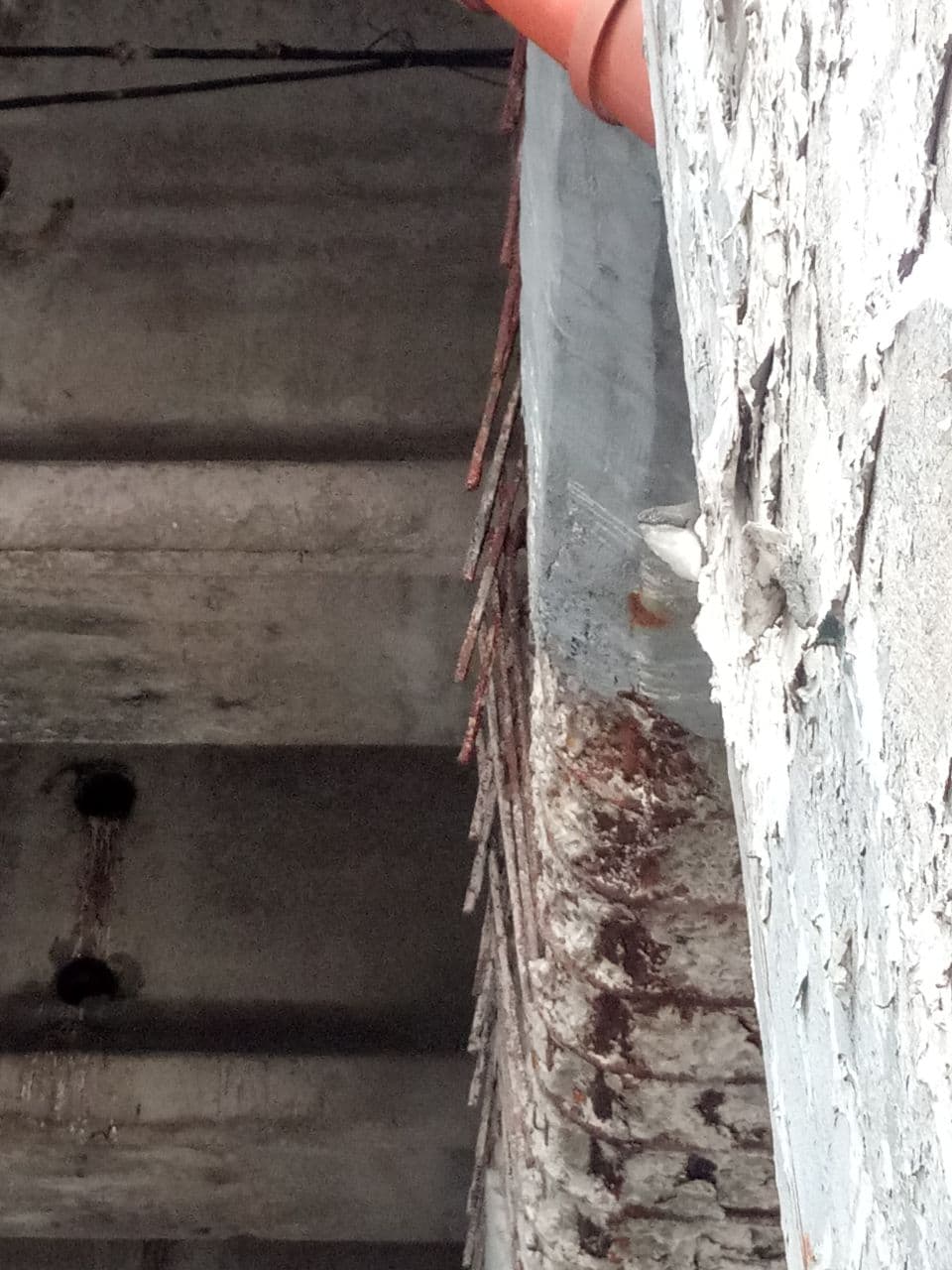 На Осокорках часть путепровода обвалилась на проезжую часть. Фото: Дмитрий Токарский 