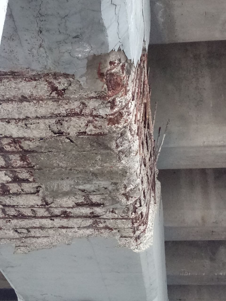 На Осокорках часть путепровода обвалилась на проезжую часть. Фото: Дмитрий Токарский 