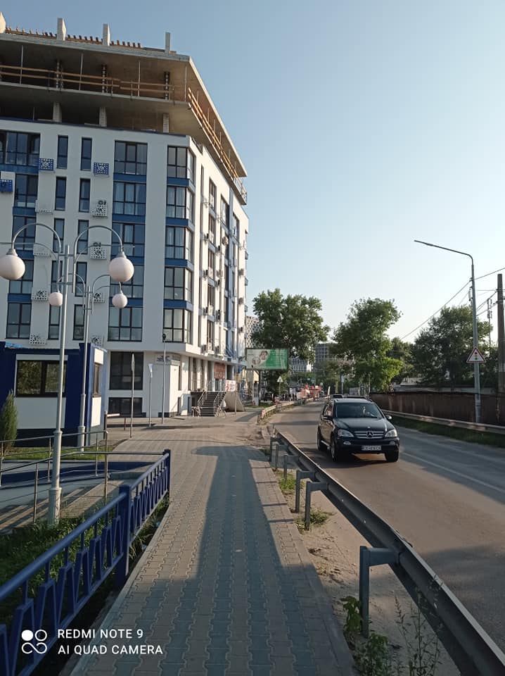 На Осокорках строят дополнительные этажи в уже заселенном доме. Фото: Facebook Владимира Гуцула