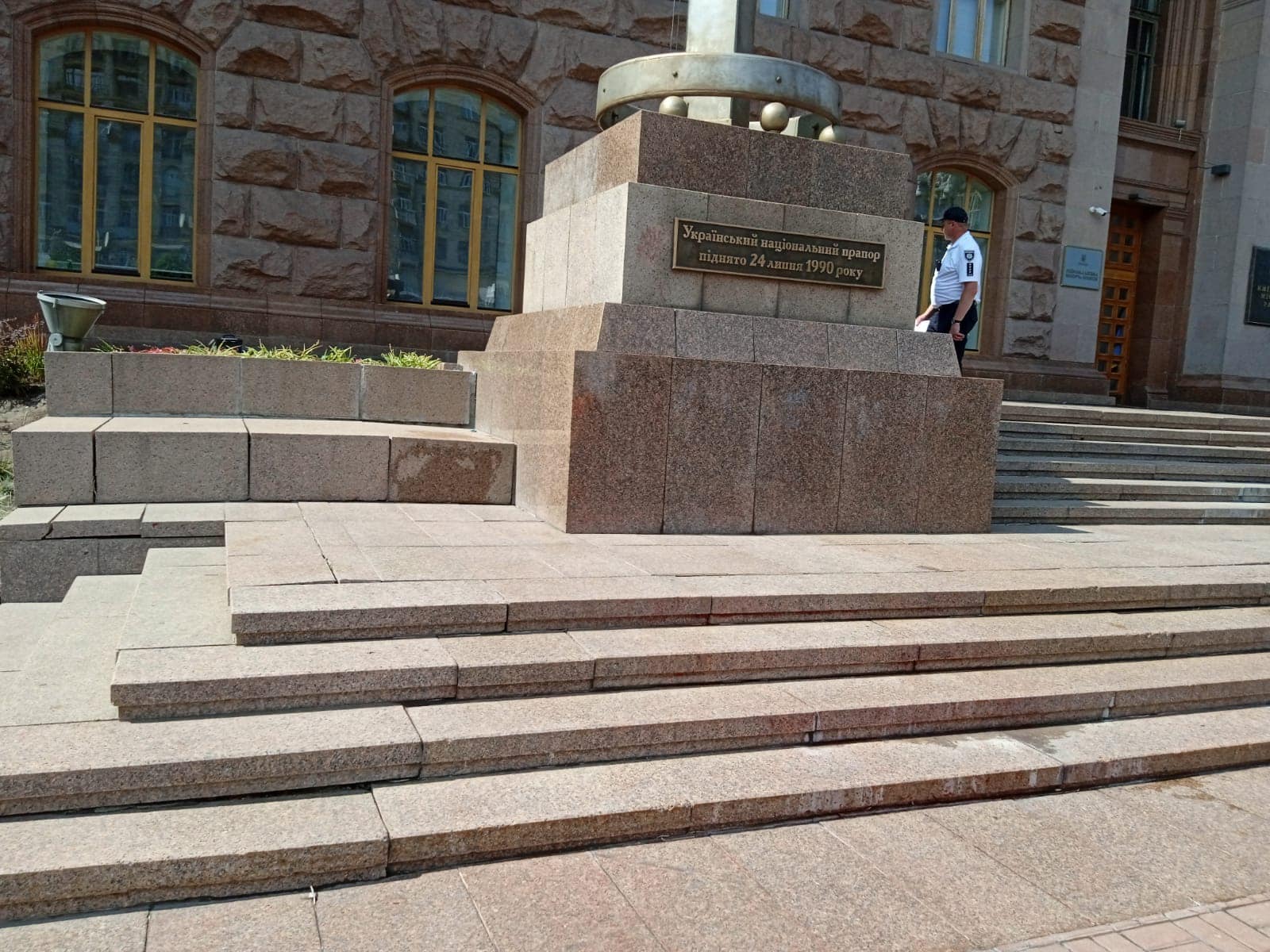 Рядом с киевской мэрией произошел акт вандализма. Фото: "Киевавтодор"