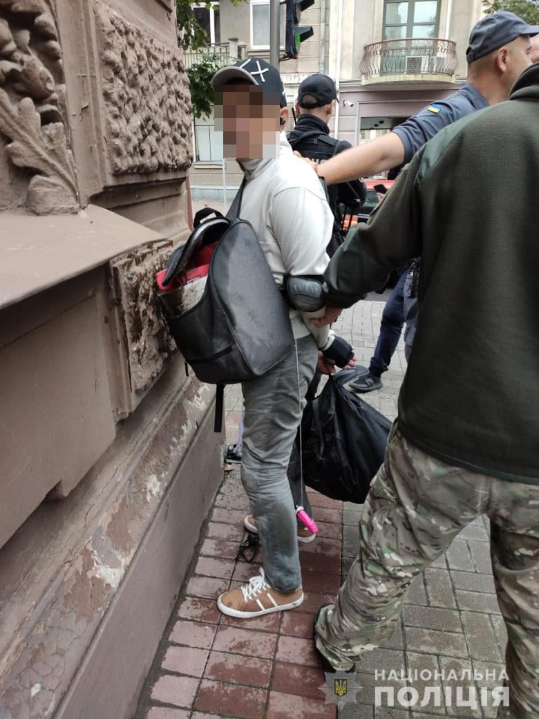 В Киеве мужчина бросил коктейль Молотова в административное здание. Фото: полиция Киева