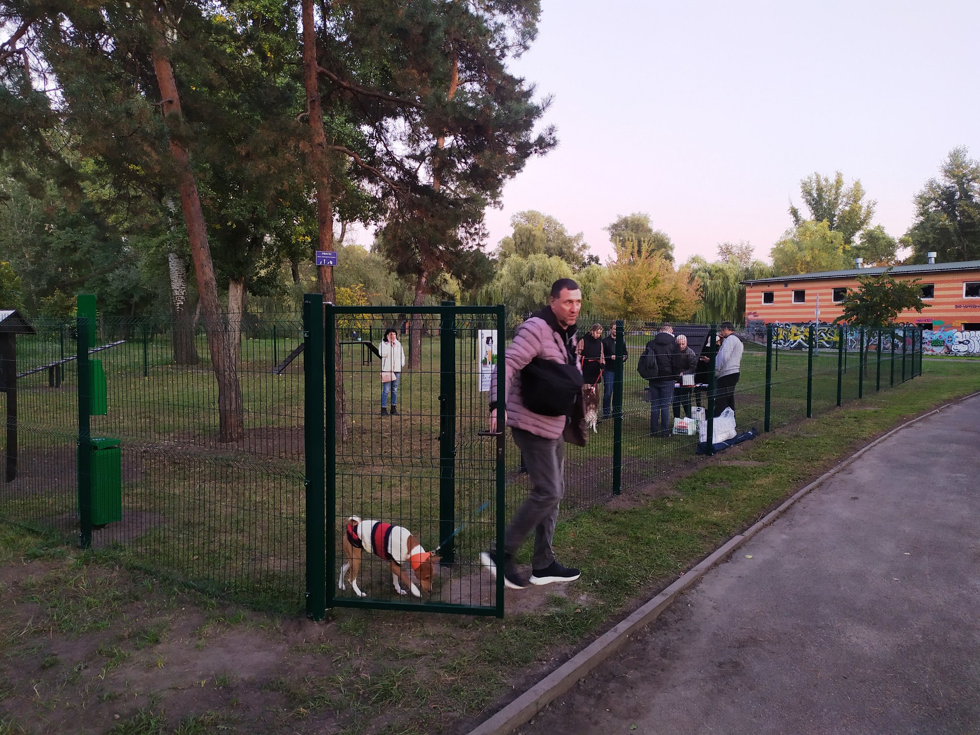 В Днепровском районе открыли новую площадку для выгула собак. Фото: "Київзеленбуд"