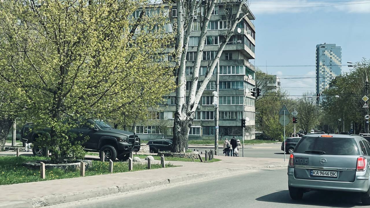 Внедорожник на тротуаре. Фото: Vgorode