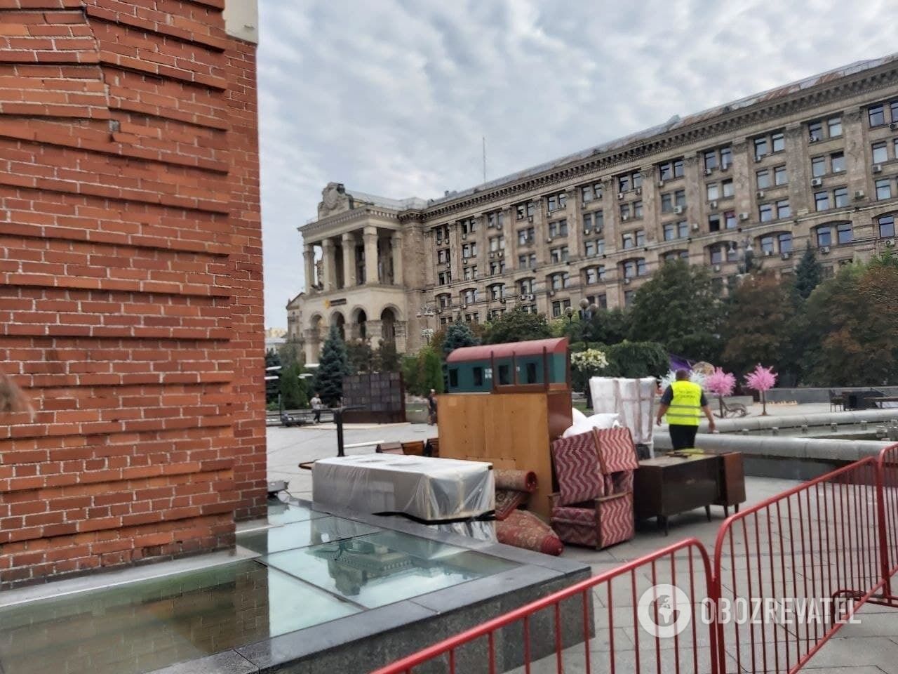 На аллее Небесной сотни продолжают устанавливать декорации. Фото: "Обозреватель"