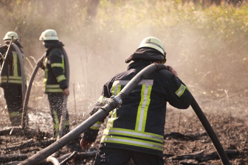Закрывайте окна: в Дарницком районе продолжает гореть свалка фото 1